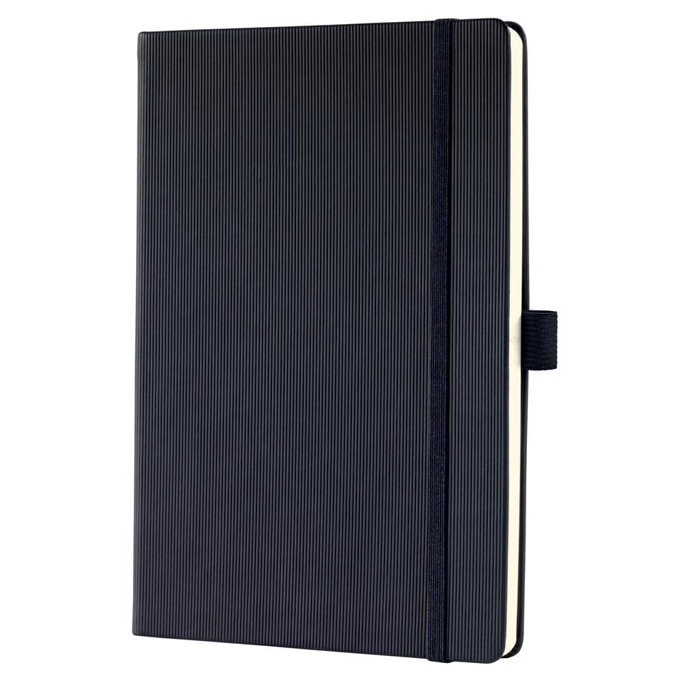 Notitieboek Conceptum Pure A5 zwart blanco hardcover. Genummerde pagina's, inhoudsopgave, sluiting d.m.v. elastiek, lus voor pen, 2 leeslintjes. 194 pagina's 80 grams chamoiskleurig papier.