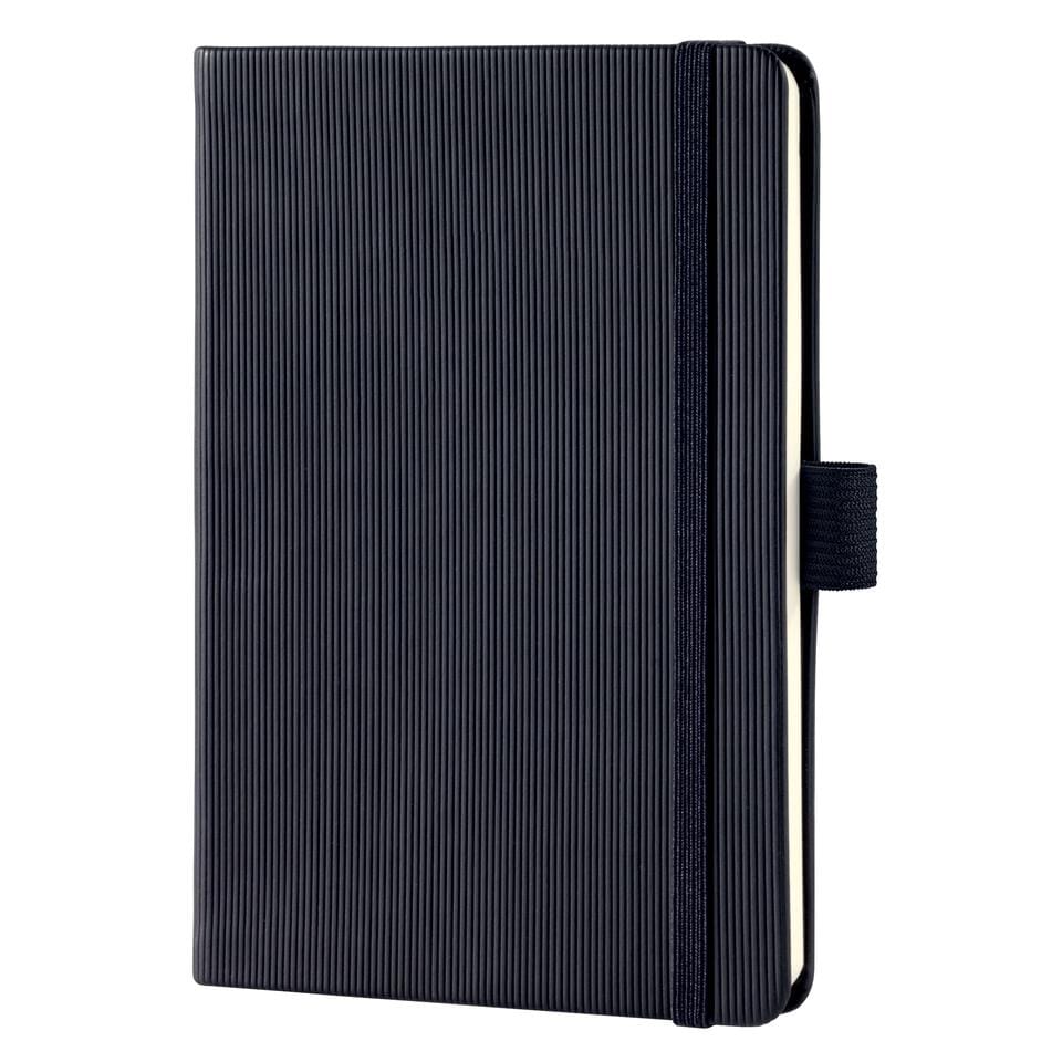 Notitieboek Conceptum Pure A6 zwart 5mm ruit hardcover. Genummerde pagina's, inhoudsopgave, sluiting d.m.v. elastiek, lus voor pen, 2 leeslintjes. 194 pagina's 80 grams chamoiskleurig papier.